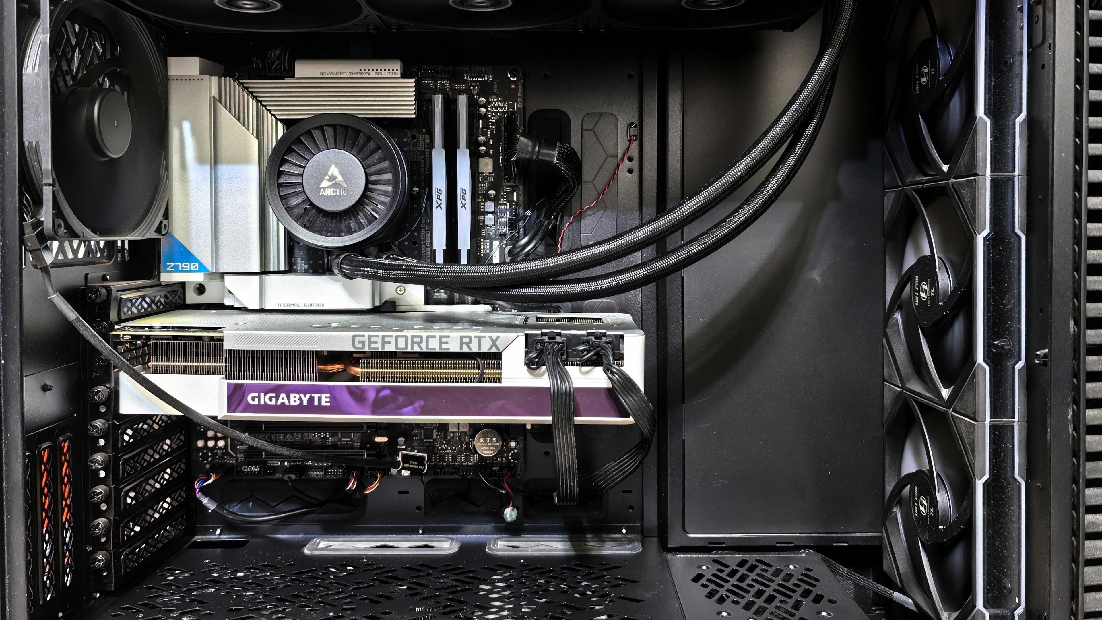 PC monté avec une carte graphique et un système de refroidissement